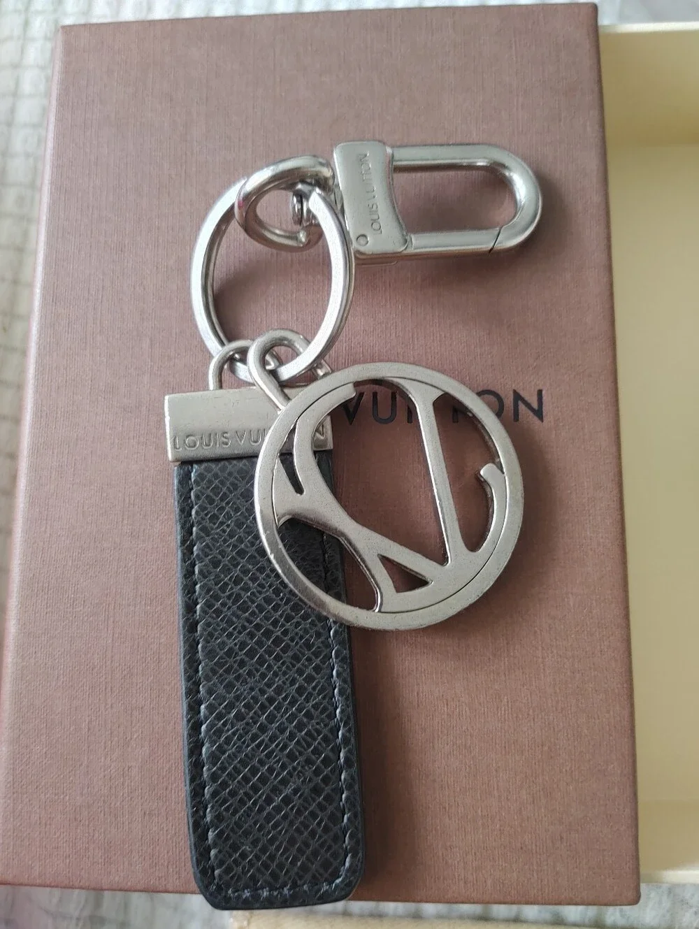 Louis Vuitton 2010 Taiga Leather Neo Club Key Holder - Picture 1 of 15